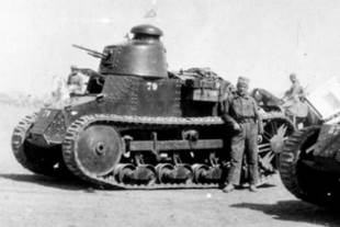 Модернизированные по итогам боёв в Марокко танки. Как можно заметить, барабаны стояли не на всех машинах, а их вооружение могло быть как пушечным, так и пулемётным - С прицелом на экспорт | Военно-исторический портал Warspot.ru