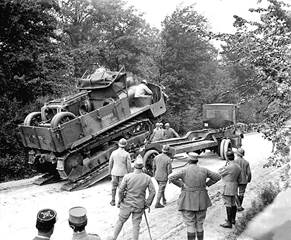 Le tracteur d'artillerie chenill&eacute; Schneider CD