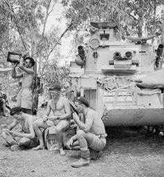 Австралийские экипажи танков Vickers Mk.VIb отдыхают в пустыне