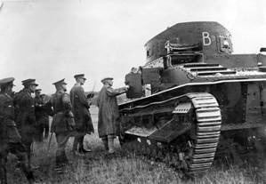 Комиссия Военного министерства осматривает Medium Tank Mk.I. Обратите внимание на открытый люк механика-водителя - Medium Tank Mk.I: первый манёвренный | Военно-исторический портал Warspot.ru