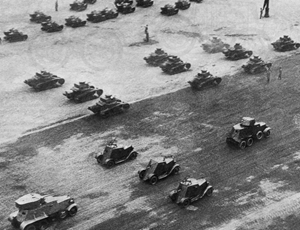 Колонна легких танков Т-18 (МС-1) и бронеавтомобилей на параде, 1933 год